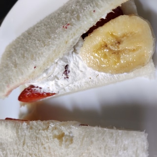 苺とバナナと生クリームのサンドイッチ